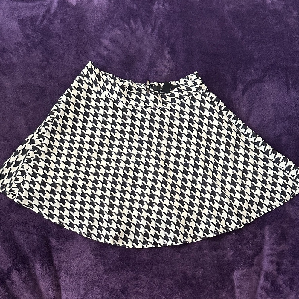 3/10 Forever21 Women's Houndstooth A-Line Skater Skirt - Black & White